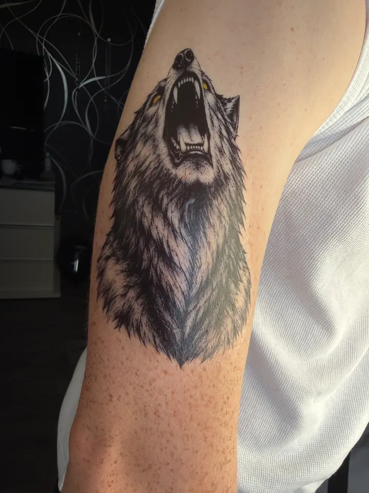 Un tatouage Encreo porté