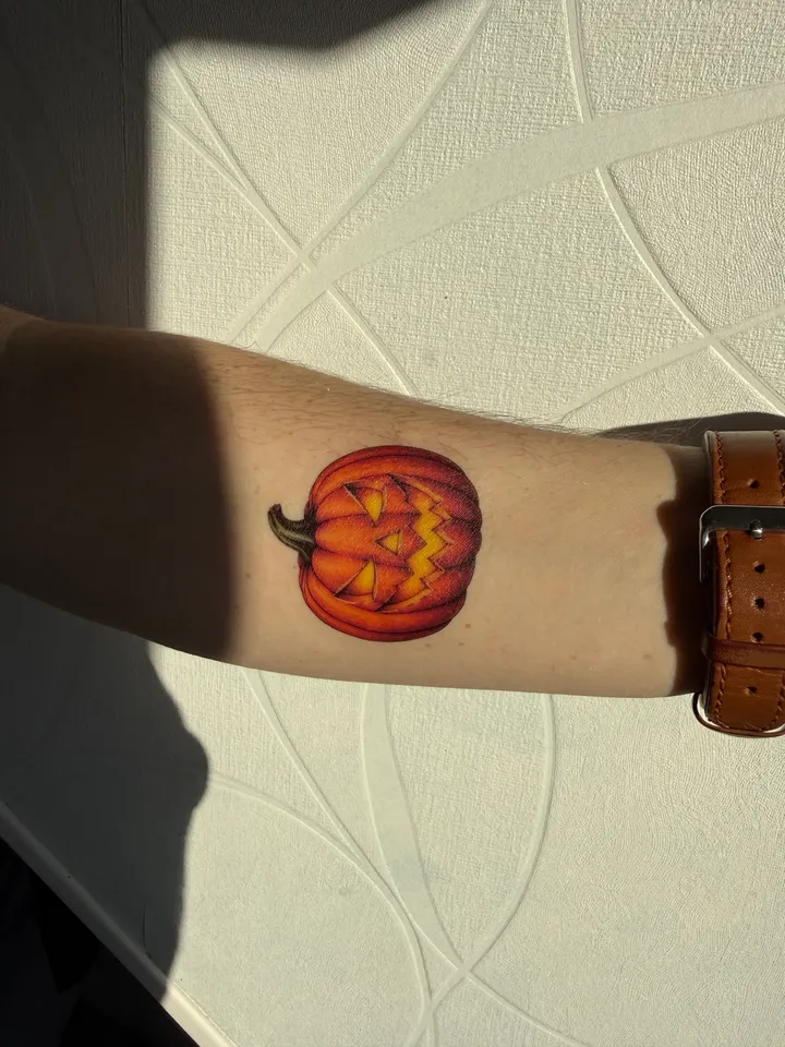 Un tatouage Encreo porté