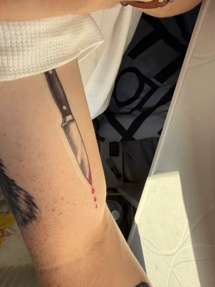 Un tatouage Encreo porté