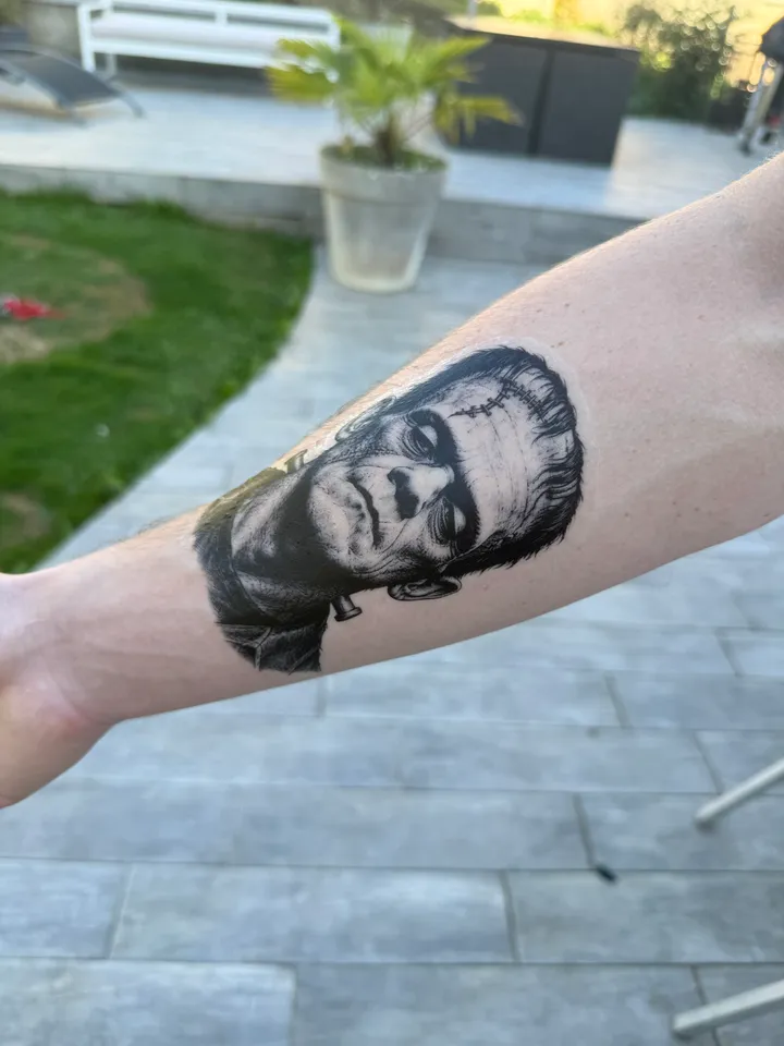 Un tatouage Encreo porté